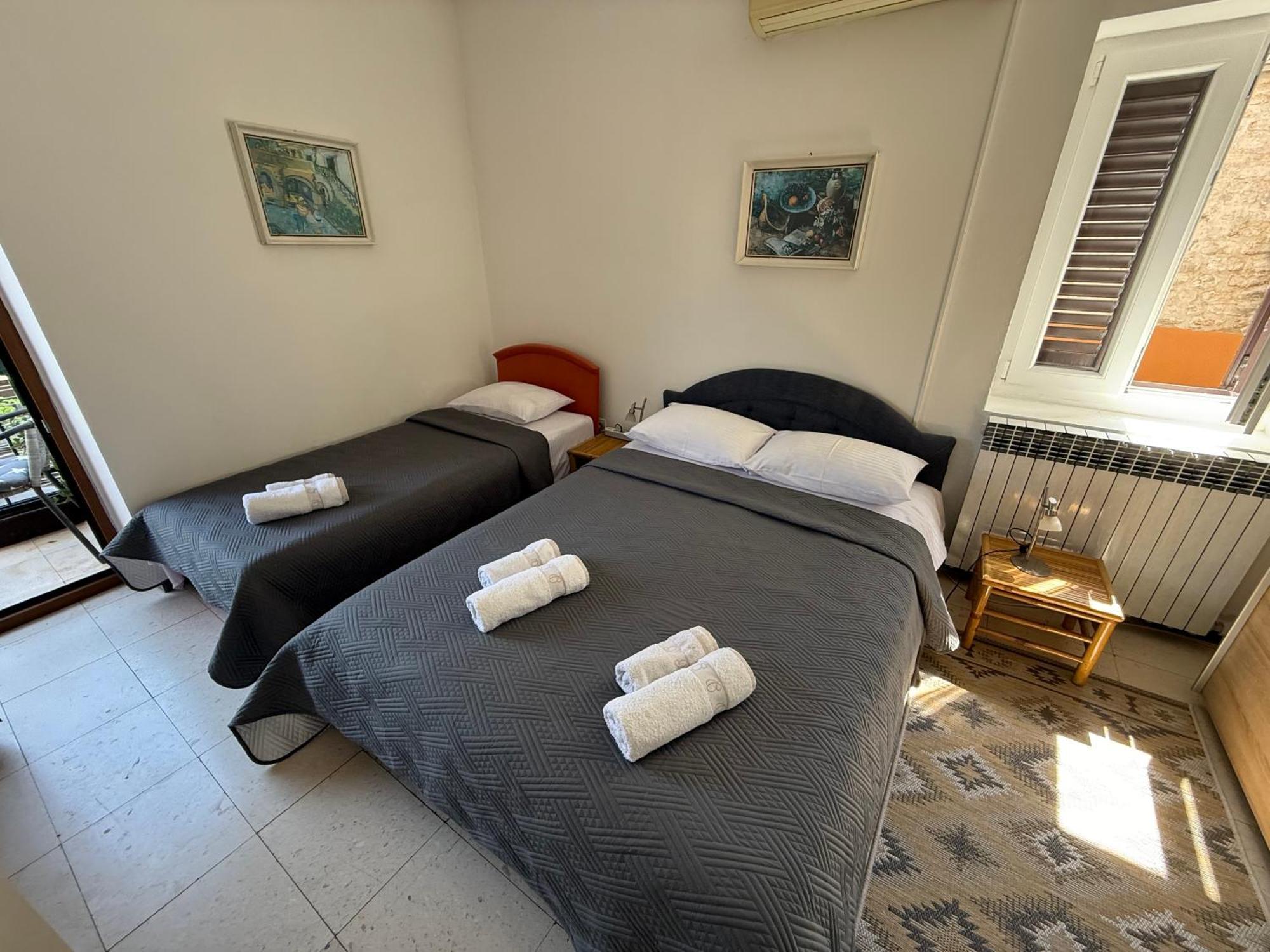 Apartments Aleksic Old Town Budva Rum bild